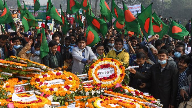 স্বাধীনতার অর্ধশতাব্দি: দুই পথের মোহনায় দাঁড়িয়ে বাংলাদেশ স্বাধীনতার অর্ধশতাব্দি: দুই পথের মোহনায় দাঁড়িয়ে বাংলাদেশ
