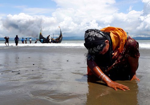 মিয়ানমার থেকে নৌকায় বঙ্গোপসাগর পাড়ি দিয়ে বাংলাদেশের শাহপরীর দ্বীপে পৌঁছেছেন এক ক্লান্ত রোহিঙ্গা শরণার্থী নারী। ১১ সেপ্টেম্বর ২০১৭।