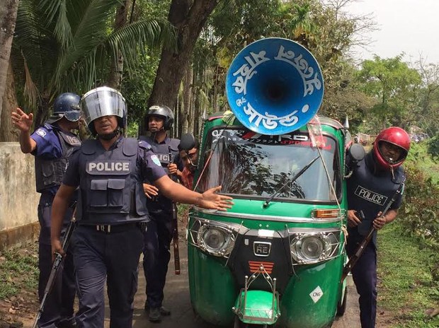 সন্দেহভাজন জঙ্গি আস্তানা থেকে নিরাপদ দূরত্বে থাকতে মাইকিং করে পুলিশ সন্দেহভাজন জঙ্গি আস্তানা থেকে নিরাপদ দূরত্বে থাকতে মাইকিং করে পুলিশ