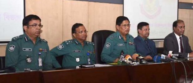 সংবাদ সম্মেলনে বক্তব্য রাখেন পুলিশ কমিশনার আছাদুজ্জামান মিয়া (মাঝখানে)।