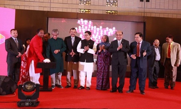 ঢাকায় বঙ্গবন্ধু আন্তর্জাতিক কনভেনশন সেন্টারে মুঠোফোন অপারেটর রবি সারা দেশে ফোর-জি সেবা চালুর উদ্বোধনী অনুষ্ঠান আয়োজন করে। ঢাকায় বঙ্গবন্ধু আন্তর্জাতিক কনভেনশন সেন্টারে মুঠোফোন অপারেটর রবি সারা দেশে ফোর-জি সেবা চালুর উদ্বোধনী অনুষ্ঠান আয়োজন করে।
