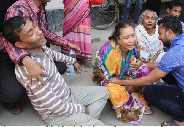 সদ্য প্রয়াত চট্টগ্রাম সিটি করপোরেশনের সাবেক মেয়র এ বি এম মহিউদ্দিন চৌধুরীর কুলখানিতে পদদলিত হয়ে ১০ জনের মৃত্যুর পর স্বজনদের আহাজারি। সদ্য প্রয়াত চট্টগ্রাম সিটি করপোরেশনের সাবেক মেয়র এ বি এম মহিউদ্দিন চৌধুরীর কুলখানিতে পদদলিত হয়ে ১০ জনের মৃত্যুর পর স্বজনদের আহাজারি।