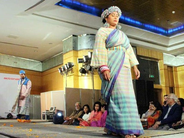 বিউটি রিডিফাইন্ড র্যাম্পে হাঁটছেন অ্যাসিডদগ্ধরা। বিউটি রিডিফাইন্ড র্যাম্পে হাঁটছেন অ্যাসিডদগ্ধরা।