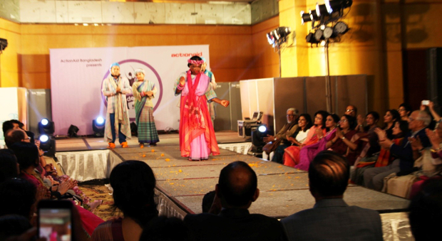বিউটি রিডিফাইন্ড র‍্যাম্পে হাঁটছেন অ্যাসিডদগ্ধরা।