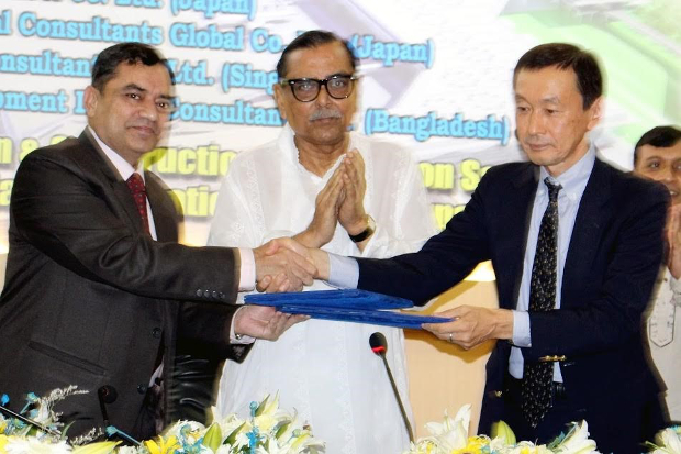 মন্ত্রী রাশেদ খান মেননের উপস্থিতিতে তৃতীয় টার্মিনাল নির্মাণে পরামর্শক প্রতিষ্ঠানগুলোর সঙ্গে চুক্তি করে বেসামরিক বিমান পরিবহন কর্তৃপক্ষ। জুন ১১, ২০১৭।