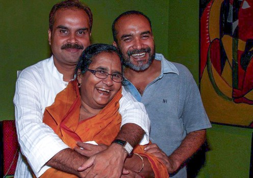 সিলেটে আমার সব ছোট বোন ফারজানা জেরীনের বিয়ের আগের সন্ধ্যায় মা মনোয়ারা বড়ো ভূঁইয়া (মাঝখানে) আর বড়ো ভাই শামসুল আলম সেলিমের (বামে) সাথে ক্যামেরায় ধরা পড়া এক সুখী সময়। ২০ জুন ২০১১।
