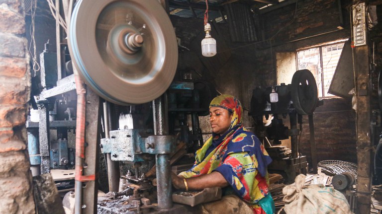 কেরানীগঞ্জের জিঞ্জিরায় কোনো ধরনের নিরাপত্তা ছাড়াই ঝুঁকি নিয়ে পুরাতন লোহা কাটার কাজ করে যাচ্ছেন এক নারী শ্রমিক। ২২ ডিসেম্বর ২০২১। [সাবরিনা ইয়াসমীন/বেনারনিউজ]