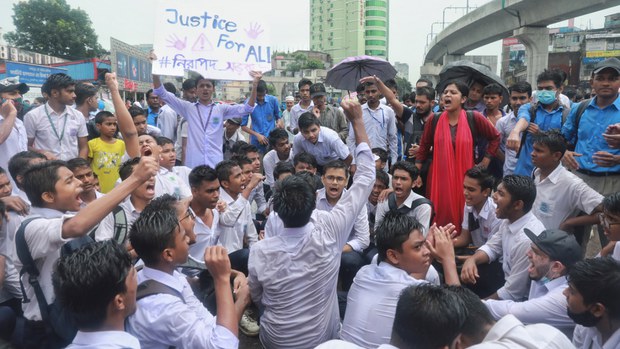 শিক্ষার্থীর মৃত্যু, নিরাপদ সড়কের দাবিতে ঢাকার রাস্তায় শিক্ষার্থীরা শিক্ষার্থীর মৃত্যু, নিরাপদ সড়কের দাবিতে ঢাকার রাস্তায় শিক্ষার্থীরা