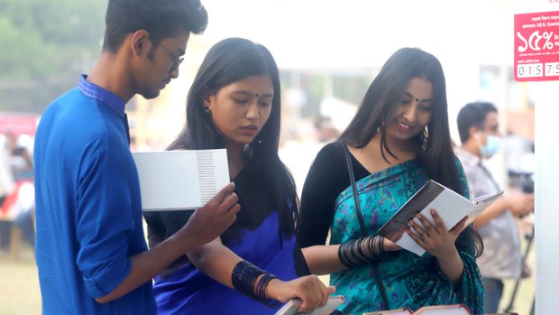 করোনার সংক্রমণ বাড়ার মধ্যে একুশে বইমেলা শুরু করোনার সংক্রমণ বাড়ার মধ্যে একুশে বইমেলা শুরু