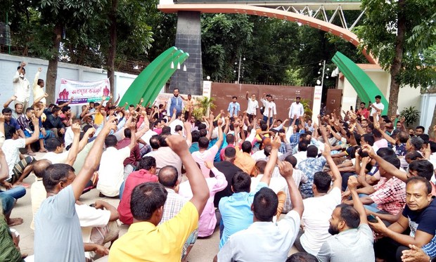 বড়পুকুরিয়া কয়লাখনিতে দুই চীনা কোম্পানির বিরুদ্ধে বাংলাদেশি শ্রমিকদের বিক্ষোভ বড়পুকুরিয়া কয়লাখনিতে দুই চীনা কোম্পানির বিরুদ্ধে বাংলাদেশি শ্রমিকদের বিক্ষোভ