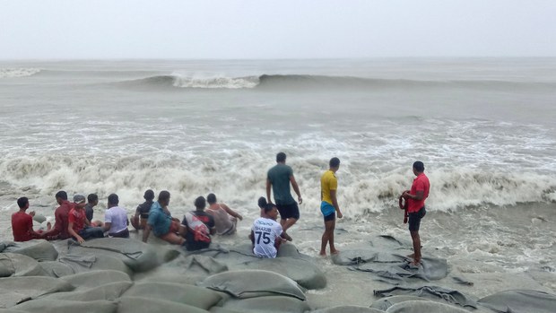 জলবায়ু পরিবর্তন: ক্ষতিগ্রস্ত দেশগুলোর জন্য শত বিলিয়ন ডলারের তহবিল দূরে রেখে ২০০ মিলিয়নের ‘গ্লোবাল শিল্ড’ জলবায়ু পরিবর্তন: ক্ষতিগ্রস্ত দেশগুলোর জন্য শত বিলিয়ন ডলারের তহবিল দূরে রেখে ২০০ মিলিয়নের ‘গ্লোবাল শিল্ড’