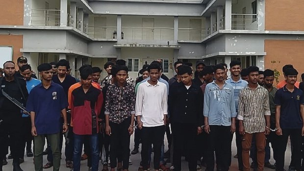 এক রাতে ঢাকায় কিশোর গ্যাংয়ের ৫০ সদস্য গ্রেপ্তার এক রাতে ঢাকায় কিশোর গ্যাংয়ের ৫০ সদস্য গ্রেপ্তার