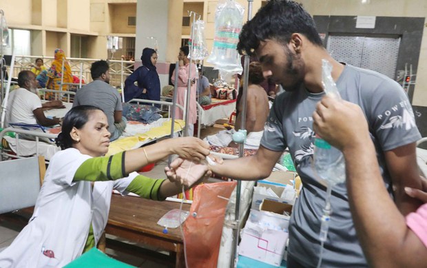 ডেঙ্গু: দুই লাখ ছাড়িয়েছে হাসপাতালে ভর্তি, মারা গেছেন প্রায় এক হাজার ডেঙ্গু: দুই লাখ ছাড়িয়েছে হাসপাতালে ভর্তি, মারা গেছেন প্রায় এক হাজার
