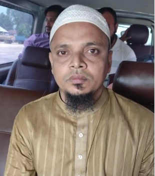 সিরাজগঞ্জের উল্লাপাড়া এলাকার মাদ্রাসা শিক্ষক মোঃ আব্দুল্লাহ। [ছবি সিআইডির সাইবার পুলিশ সেন্টারের সৌজন্যে]