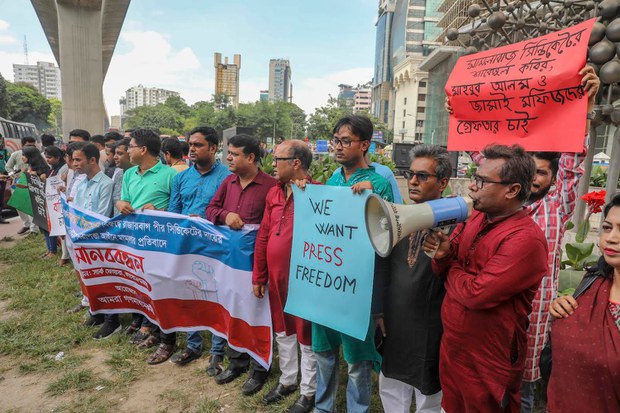 ডিজিটাল নিরাপত্তা আইন: নারী সাংবাদিকের বিরুদ্ধে পীরের পক্ষে মামলা, আইনটি বাতিলের দাবিতে গণমাধ্যমকর্মীদের মানববন্ধন ডিজিটাল নিরাপত্তা আইন: নারী সাংবাদিকের বিরুদ্ধে পীরের পক্ষে মামলা, আইনটি বাতিলের দাবিতে গণমাধ্যমকর্মীদের মানববন্ধন
