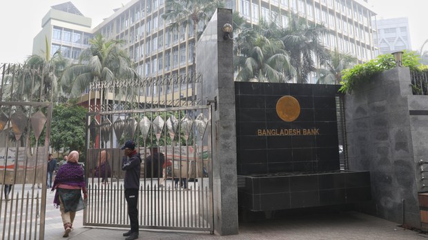 সংকট মোকাবেলায় বাণিজ্যিক ব্যাংক থেকে ডলার নেবে কেন্দ্রীয় ব্যাংক