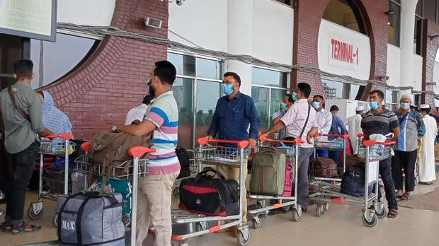 ব্যাংক ও খোলা বাজারে ডলারের দামে বড়ো ব্যবধান, বেড়েছে হুন্ডি ব্যাংক ও খোলা বাজারে ডলারের দামে বড়ো ব্যবধান, বেড়েছে হুন্ডি