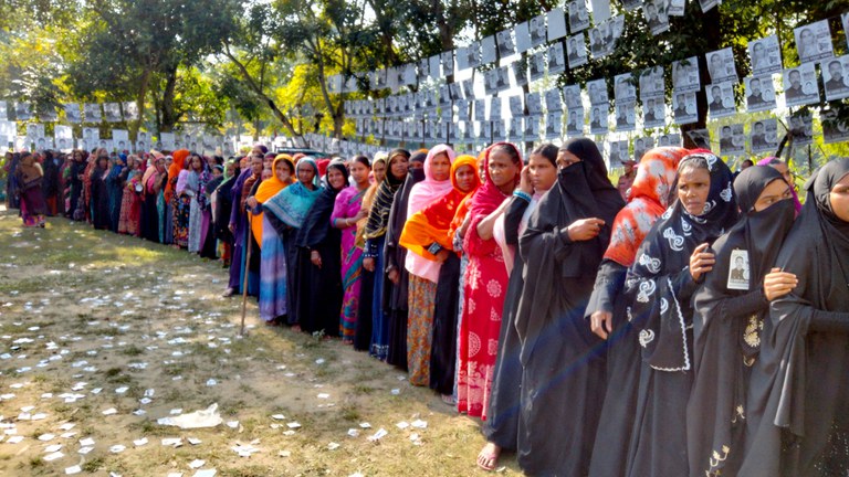 শেরপুর জেলার চরশেরপুর ইউনিয়নের বামনেরচর সরকারি প্রাথমিক বিদ্যালয় কেন্দ্রে ইউপি নির্বাচনে ভোট দেবার জন্য নারীদের লাইন। ১১ নভেম্বর ২০২১। [বেনারনিউজ]
