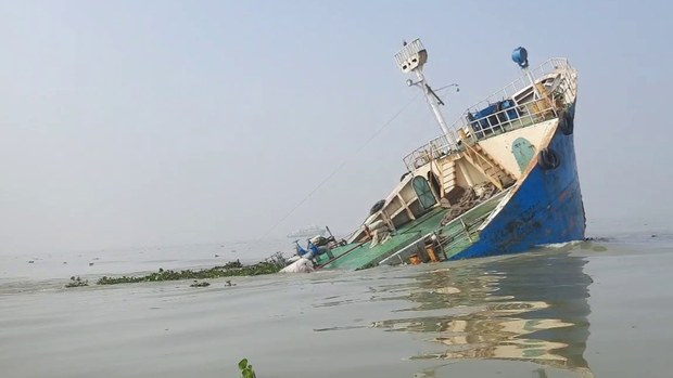 মেঘনায় ডুবে যাওয়া ট্যাংকারের তেলে জীববৈচিত্র্য হুমকিতে পড়ার আশঙ্কা মেঘনায় ডুবে যাওয়া ট্যাংকারের তেলে জীববৈচিত্র্য হুমকিতে পড়ার আশঙ্কা