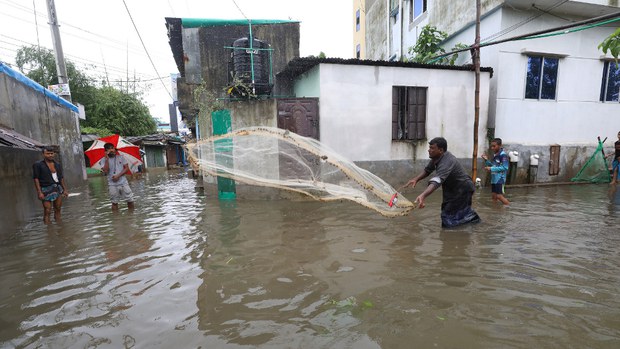 টানা বৃষ্টি: ঝুঁকিতে রোহিঙ্গা শরণার্থীসহ লাখো পানিবন্দি মানুষ টানা বৃষ্টি: ঝুঁকিতে রোহিঙ্গা শরণার্থীসহ লাখো পানিবন্দি মানুষ