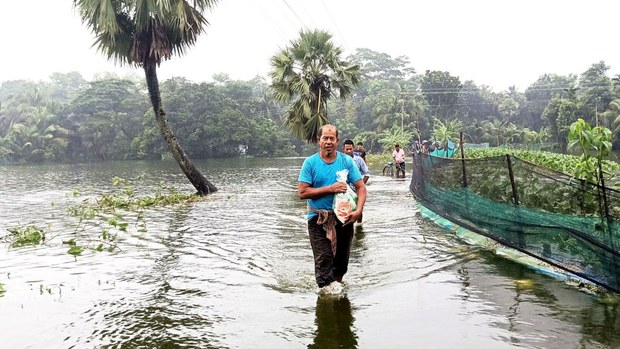আকস্মিক বন্যায় আট জেলায় পানিবন্দি লাখো মানুষ আকস্মিক বন্যায় আট জেলায় পানিবন্দি লাখো মানুষ