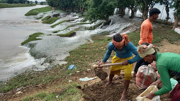 অসময়ে পাহাড়ি ঢলে তলিয়ে গেছে হাওরের একমাত্র ফসল অসময়ে পাহাড়ি ঢলে তলিয়ে গেছে হাওরের একমাত্র ফসল