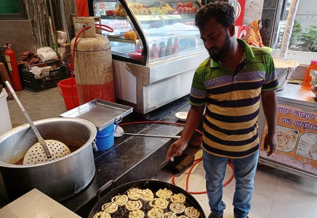 পাল্লা দিয়ে বাড়ছে রান্নায় গ্যাস সিলিন্ডারের ব্যবহার ও দুর্ঘটনা পাল্লা দিয়ে বাড়ছে রান্নায় গ্যাস সিলিন্ডারের ব্যবহার ও দুর্ঘটনা