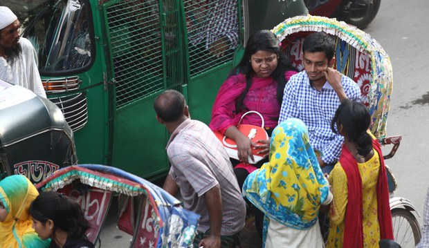 ঢাকায় হিজড়াদের টাকা আদায় বন্ধে কঠোর অবস্থানে পুলিশ ঢাকায় হিজড়াদের টাকা আদায় বন্ধে কঠোর অবস্থানে পুলিশ