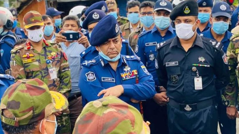 কক্সবাজারে সাবেক আর্মি মেজর সিনহা হত্যার ঘটনাস্থল পরিদর্শন করছেন আইজিপি বেনজীর আহমেদ (মাঝখানে)। গুরুতর মানবাধিকার লঙ্ঘনের সাথে যুক্ত থাকার অভিযোগে শুক্রবার তাঁর যুক্তরাষ্ট্র ভ্রমণের ওপর নিষেধাজ্ঞা জারি করেছে দেশটি। ৫ আগস্ট ২০২০। [সুনীল বড়ুয়া/বেনারনিউজ]