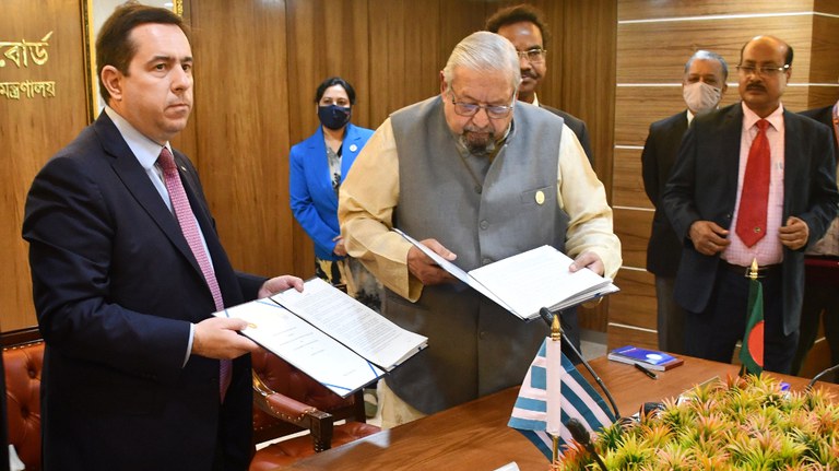 বাংলাদেশ থেকে বছরে ৪ হাজার কর্মী নেবার জন্য ঢাকার প্রবাসীকল্যাণ ভবনে সমঝোতা স্মারক হাতে গ্রিসের মিনিস্টার অব মাইগ্রেশন অ্যান্ড অ্যাসাইলাম, প্যানাইয়োটিস মিতারাচি (বামে) ও বাংলাদেশের প্রবাসীকল্যাণ মন্ত্রী ইমরান আহমদ। ৯ জানুয়ারি ২০২২। [বেনারনিউজ]