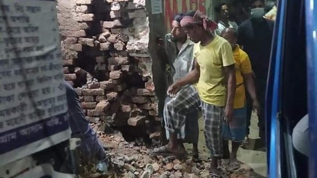 জমি নিয়ে বিরোধ: ঢাকায় ইসকন মন্দিরে হামলা জমি নিয়ে বিরোধ: ঢাকায় ইসকন মন্দিরে হামলা