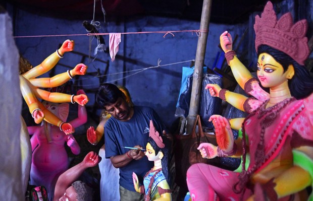 সাম্প্রদায়িক হামলার শঙ্কার মধ্যে পূজার প্রস্তুতি নিচ্ছে বাংলাদেশের সংখ্যালঘুরা