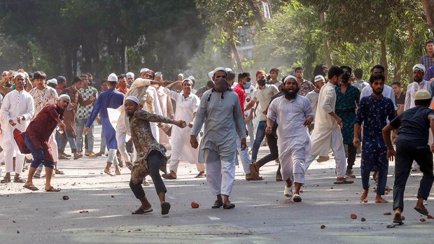সাম্প্রদায়িক হামলায় নোয়াখালীতে নিহত এক, ঢাকায় পুলিশ-মুসল্লি সংঘর্ষ সাম্প্রদায়িক হামলায় নোয়াখালীতে নিহত এক, ঢাকায় পুলিশ-মুসল্লি সংঘর্ষ