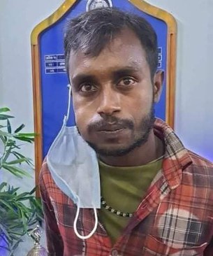 আটকের পর কক্সবাজার পুলিশ সুপার কার্যালয়ে কুমিল্লার পূজামণ্ডপে কোরান রাখার ঘটনায় অভিযুক্ত ইকবাল। ২১ অক্টোবর ২০২১। [সৌজন্যে: কক্সবাজার পুলিশ]