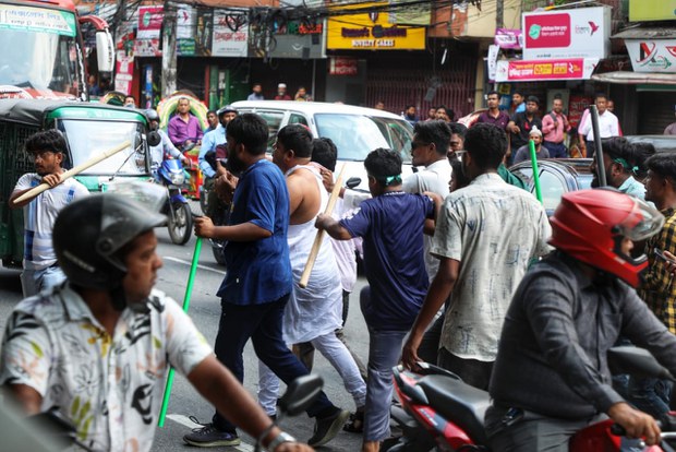 ৩২ নম্বরে শোক পালনে বাধার মুখে আওয়ামী লীগ ৩২ নম্বরে শোক পালনে বাধার মুখে আওয়ামী লীগ