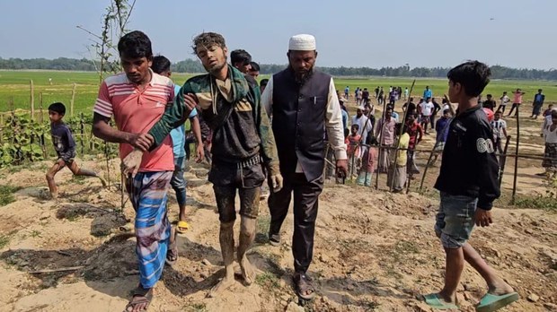 কর্তৃপক্ষের সাথে যোগাযোগ হারিয়ে বাংলাদেশে পালিয়ে আসেন মিয়ানমারের সীমান্তরক্ষীরা কর্তৃপক্ষের সাথে যোগাযোগ হারিয়ে বাংলাদেশে পালিয়ে আসেন মিয়ানমারের সীমান্তরক্ষীরা