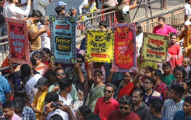 মঙ্গল শোভাযাত্রা: ঢাকা বিশ্ববিদ্যালয়ে ছাত্রলীগ ও প্রশাসনের বাধার মুখে বাম ছাত্ররা মঙ্গল শোভাযাত্রা: ঢাকা বিশ্ববিদ্যালয়ে ছাত্রলীগ ও প্রশাসনের বাধার মুখে বাম ছাত্ররা
