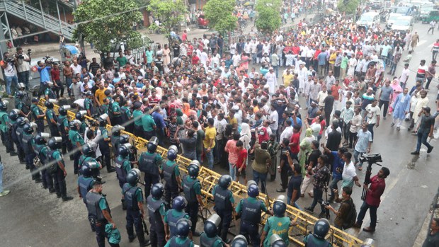 লোডশেডিংয়ের প্রতিবাদ: পুলিশ ও ক্ষমতাসীনদের বাধার মুখে বিএনপি লোডশেডিংয়ের প্রতিবাদ: পুলিশ ও ক্ষমতাসীনদের বাধার মুখে বিএনপি