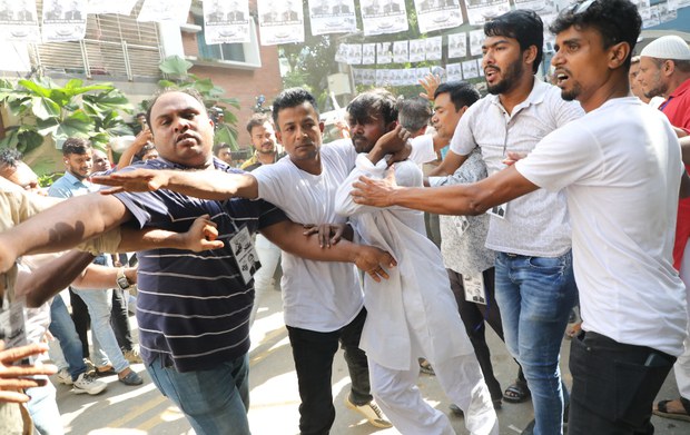 ভোটারশূন্য নির্বাচনে হিরো আলমের ওপর হামলা ভোটারশূন্য নির্বাচনে হিরো আলমের ওপর হামলা