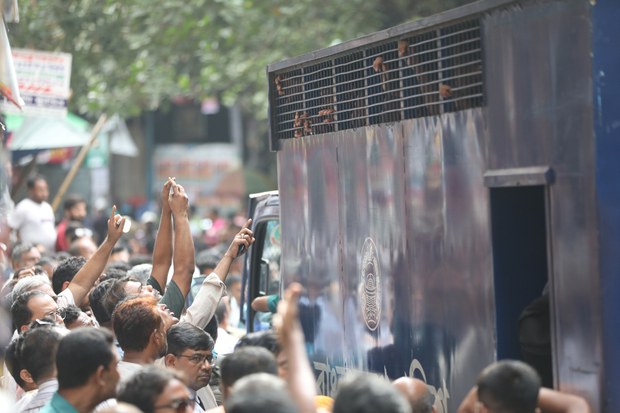 মহাসমাবেশকে ঘিরে বিরোধী নেতা-কর্মীদের গণহারে গ্রেপ্তার মহাসমাবেশকে ঘিরে বিরোধী নেতা-কর্মীদের গণহারে গ্রেপ্তার