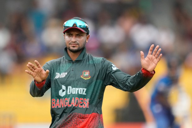 সরকার বদলের পর হত্যা মামলায় আসামি ক্রিকেটার, নায়ক ও সাংবাদিক সরকার বদলের পর হত্যা মামলায় আসামি ক্রিকেটার, নায়ক ও সাংবাদিক
