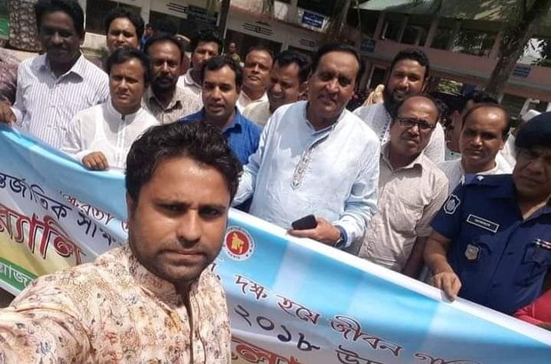 দুধ দিয়ে গোসল করে রাজনীতিকে বিদায় বললেন পদবঞ্চিত ছাত্রলীগ নেতা দুধ দিয়ে গোসল করে রাজনীতিকে বিদায় বললেন পদবঞ্চিত ছাত্রলীগ নেতা