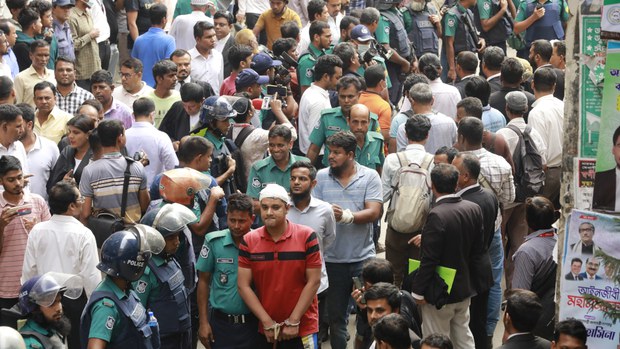 বিএনপির অভিযোগ, নেতাদের না পেয়ে তাঁদের স্বজনদের তুলে নিচ্ছে পুলিশ বিএনপির অভিযোগ, নেতাদের না পেয়ে তাঁদের স্বজনদের তুলে নিচ্ছে পুলিশ