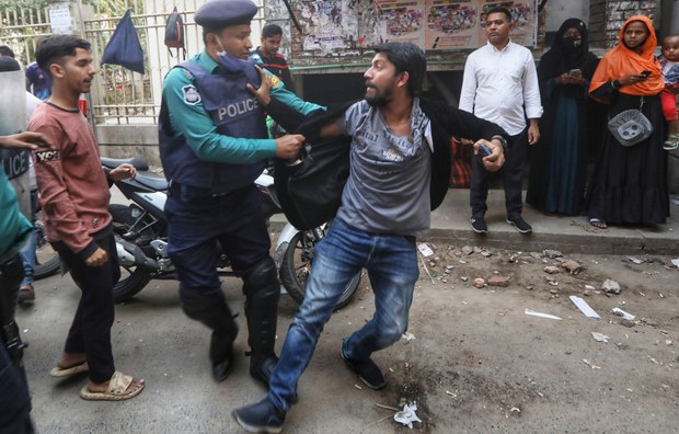 বিএনপির ঢাকা সমাবেশের আগে সহস্রাধিক নেতাকর্মী গ্রেপ্তার বিএনপির ঢাকা সমাবেশের আগে সহস্রাধিক নেতাকর্মী গ্রেপ্তার