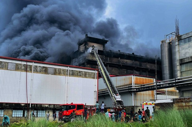 সাবেক মন্ত্রীর টায়ার কারখানায় আগুন: লুট করতে গিয়ে নিখোঁজ শতাধিক সাবেক মন্ত্রীর টায়ার কারখানায় আগুন: লুট করতে গিয়ে নিখোঁজ শতাধিক