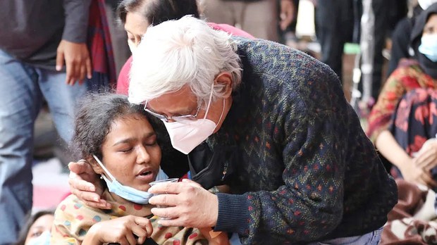 শাবিপ্রবি শিক্ষার্থীদের অনশন ভাঙালেন জাফর ইকবাল শাবিপ্রবি শিক্ষার্থীদের অনশন ভাঙালেন জাফর ইকবাল