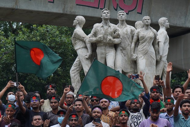 কোটা সংস্কার: আন্দোলনকারীদের বিরল প্রতিবাদের মুখে প্রধানমন্ত্রী কোটা সংস্কার: আন্দোলনকারীদের বিরল প্রতিবাদের মুখে প্রধানমন্ত্রী