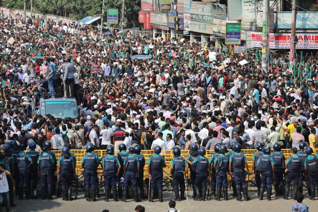 বিশ্লেষকদের মতে, জামায়াতকে নিষিদ্ধ করে সরকার ভিন্ন দিকে দৃষ্টি ঘোরাতে চায় বিশ্লেষকদের মতে, জামায়াতকে নিষিদ্ধ করে সরকার ভিন্ন দিকে দৃষ্টি ঘোরাতে চায়