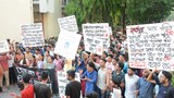 নিরাপদ সড়কের দাবিতে বিক্ষোভ থামাতে চুয়েট বন্ধ ঘোষণা