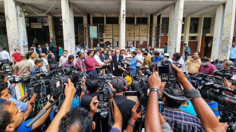 দুর্নীতির দায়ে সাবেক প্রধান বিচারপতি সুরেন্দ্র কুমার সিনহার কারাদণ্ডের আদেশ হওয়ার পর আদালত চত্বরে সাংবাদিকদের ব্রিফ করছেন দুর্নীতি দমন কমিশনের (দুদক) কৌসুলি মীর আহমেদ আলী সালাম। ৯ নভেম্বর ২০২১। [শরীফ খিয়াম/বেনারনিউজ]